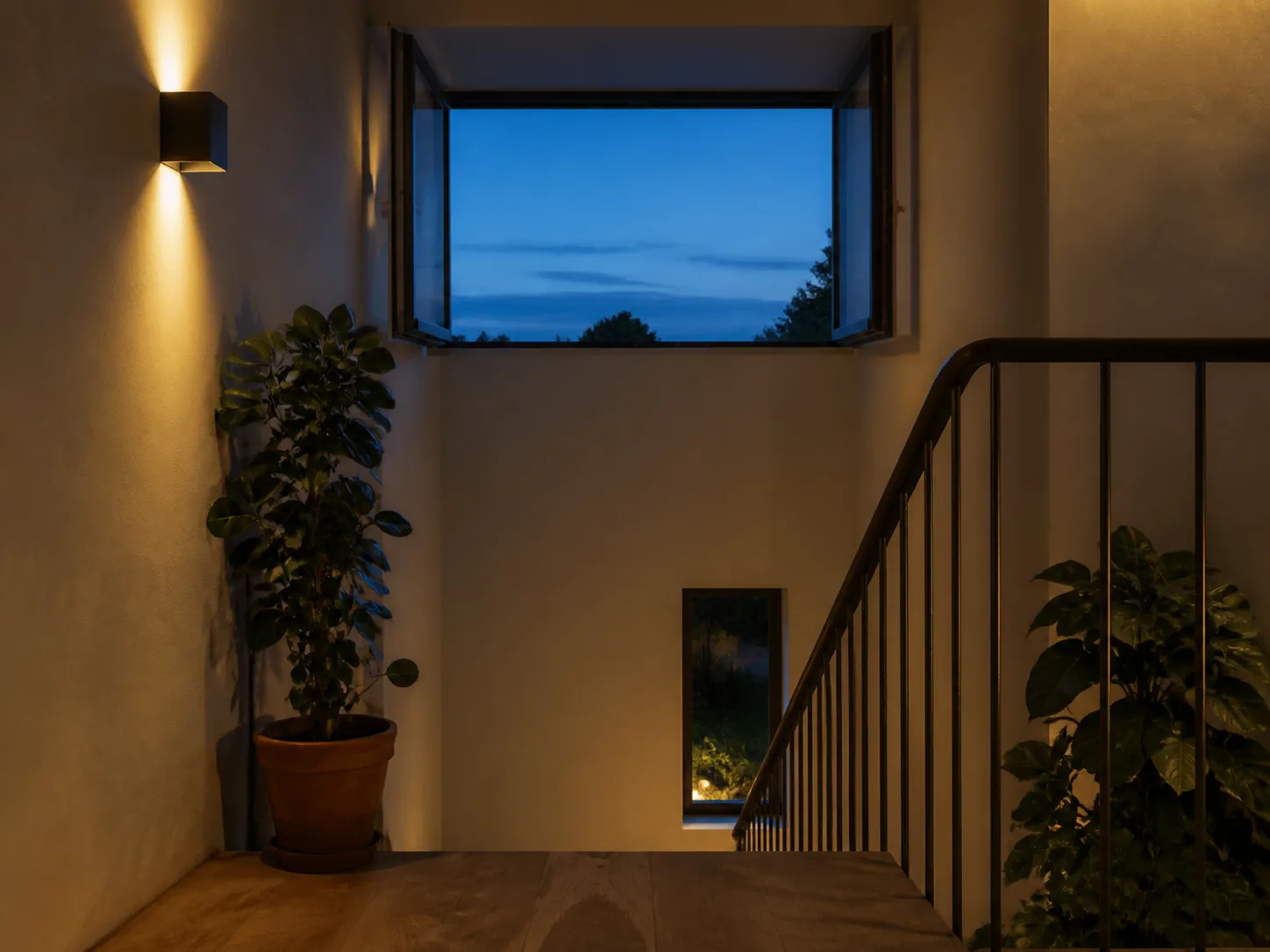Palier d'escalier avec fenêtre ouverte sur un ciel bleu
