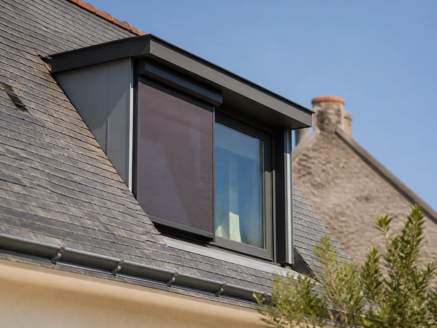 Fenêtre de toit avec protection solaire extérieure